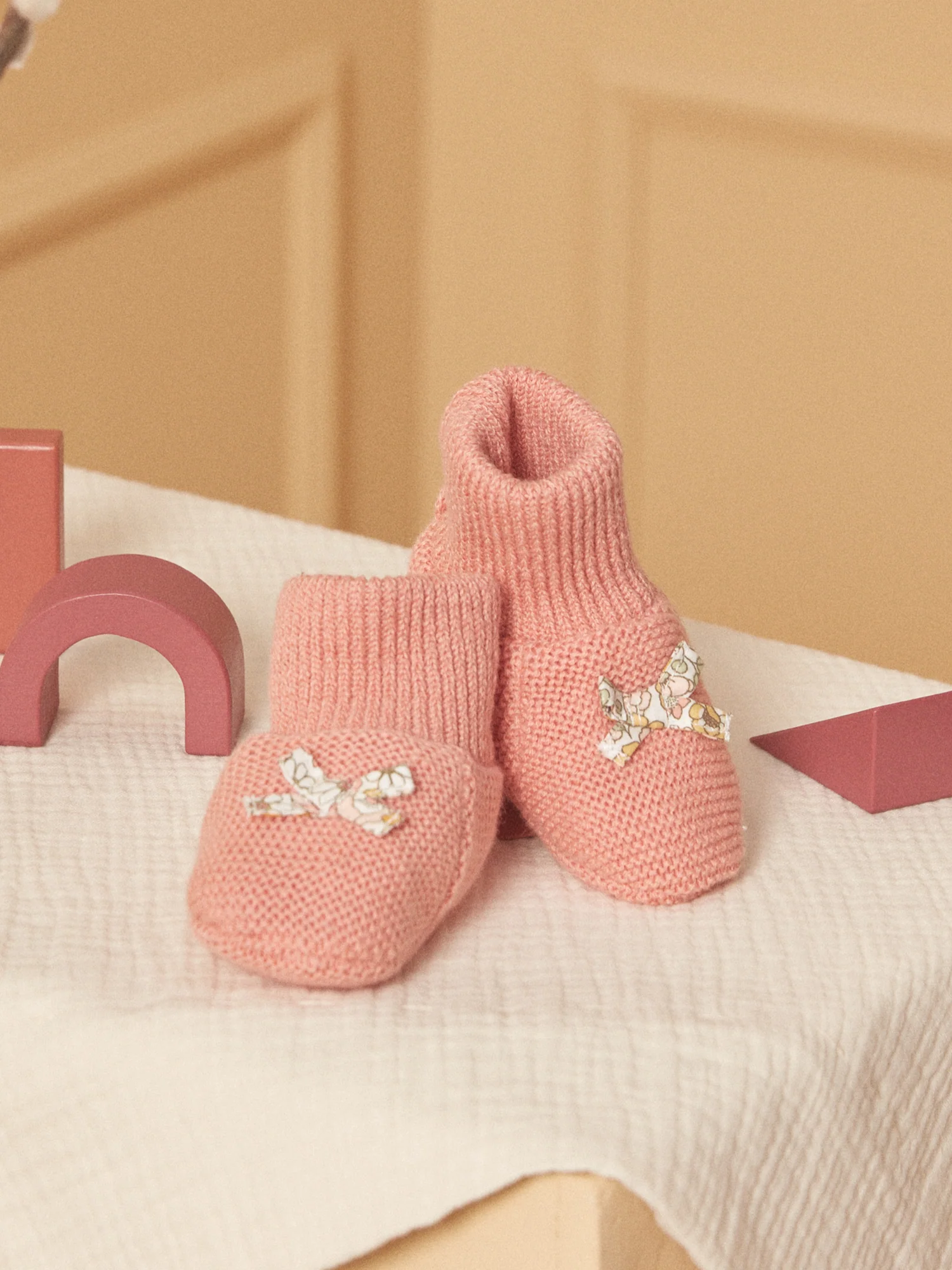 Chaussons de naissance rose poudré – Image 2