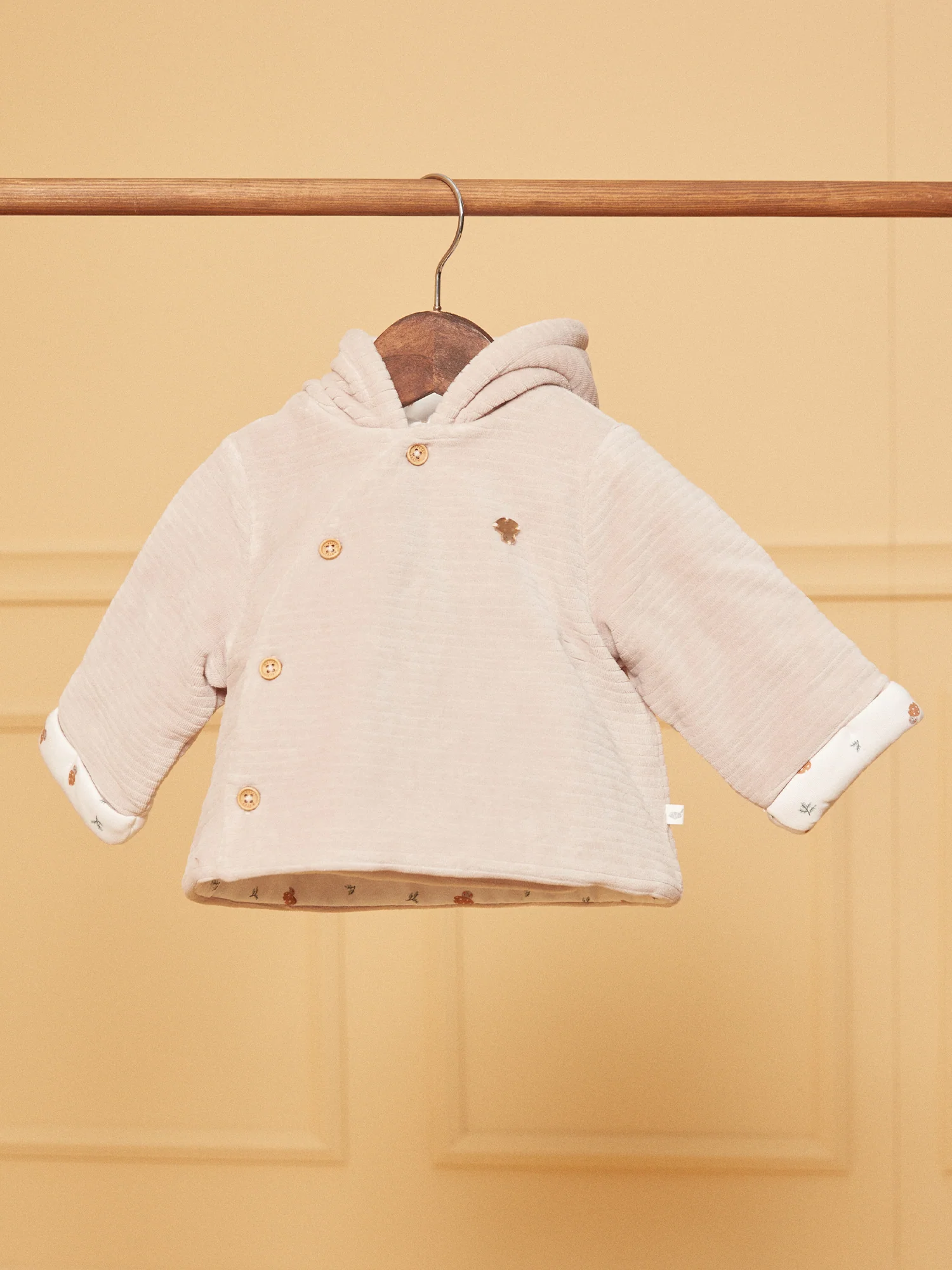 Veste de naissance à capuche beige en velours – Image 2