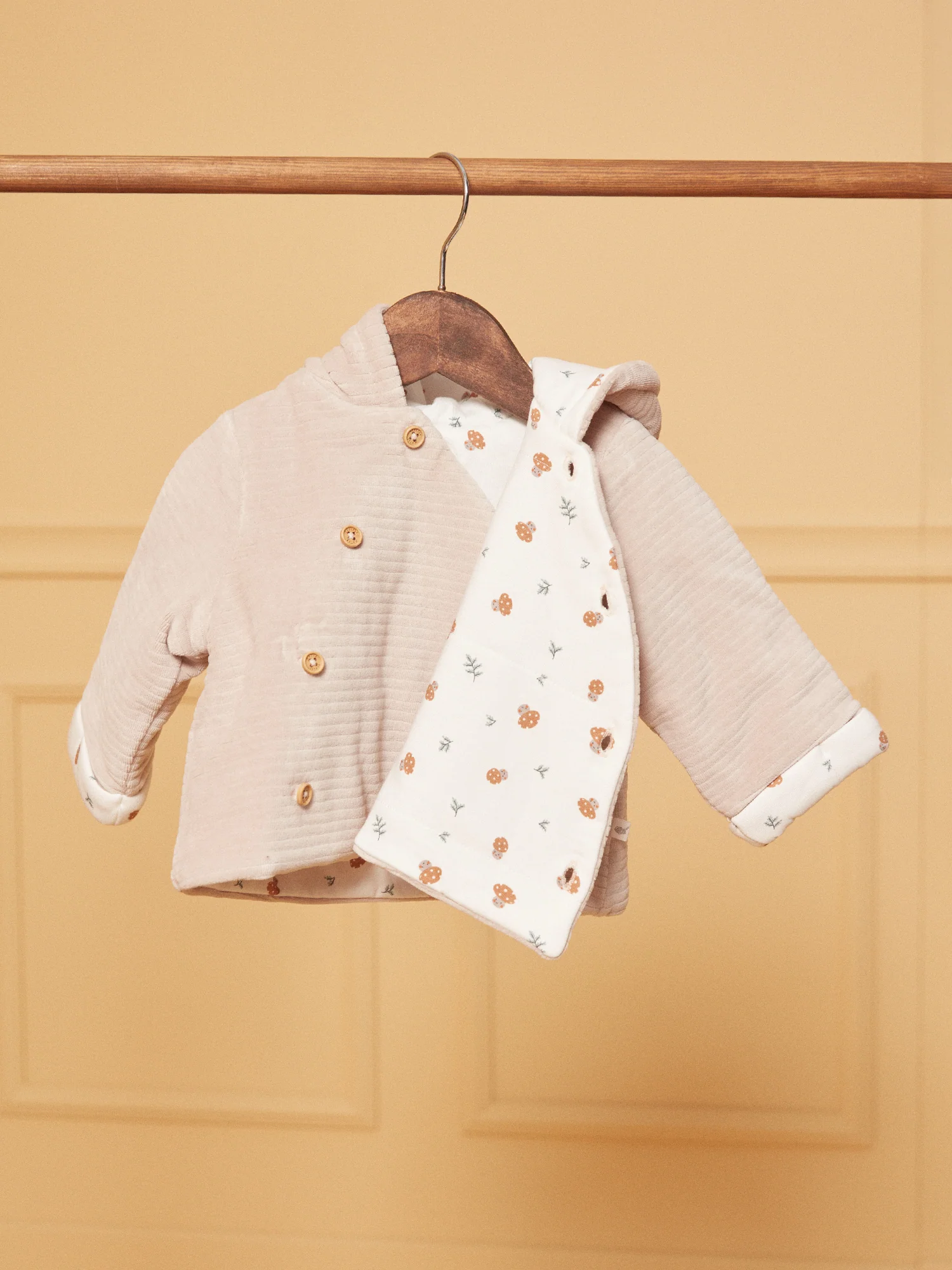 Veste de naissance à capuche beige en velours – Image 5