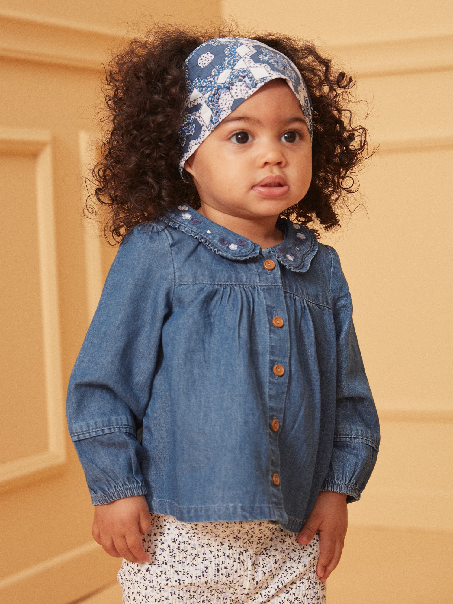 Chemisier en jean bleu à col volanté – Image 2