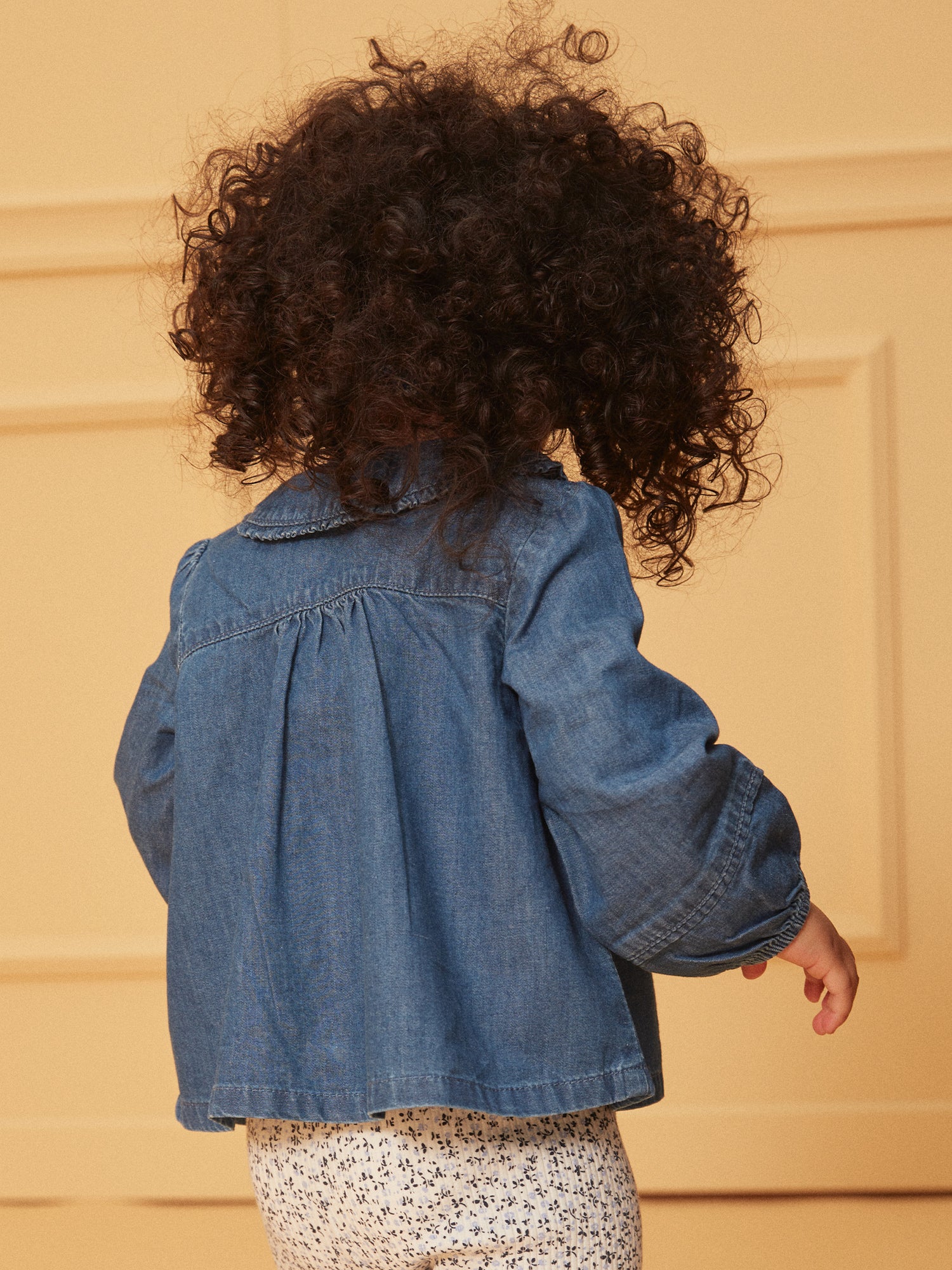 Chemisier en jean bleu à col volanté – Image 3