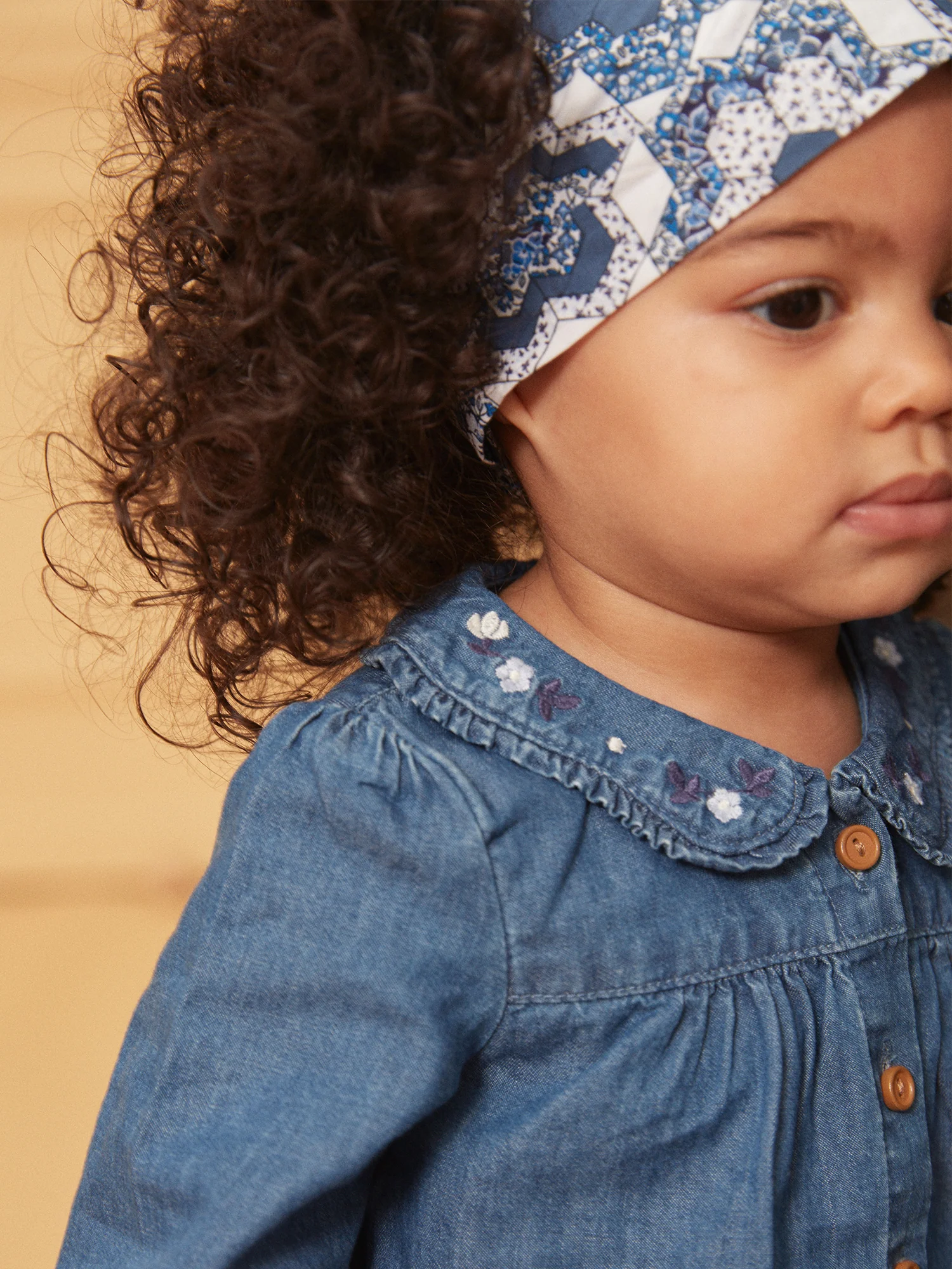 Chemisier en jean bleu à col volanté – Image 4