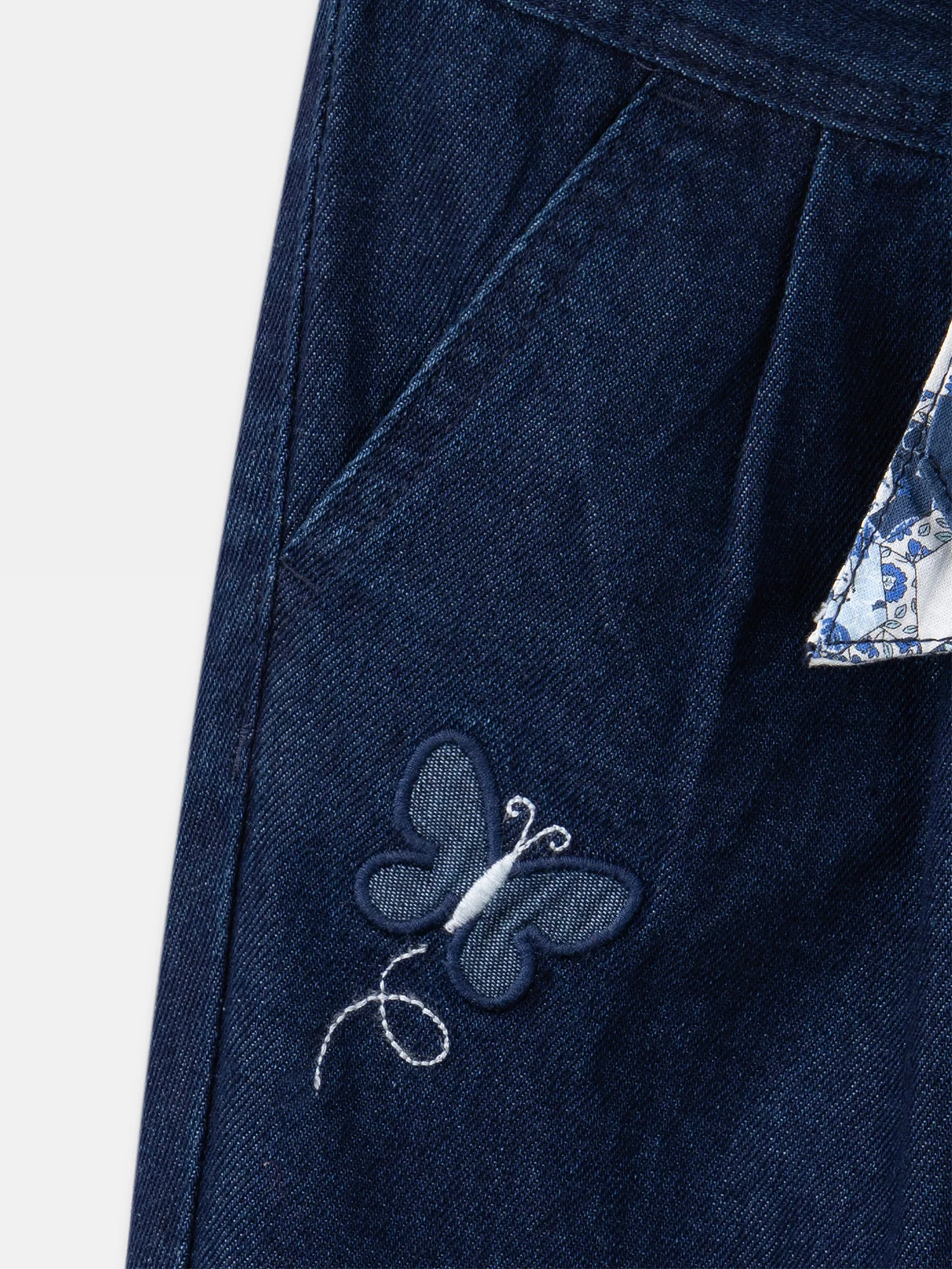 Jean carotte bleu avec ceinture à imprimé fleuri – Image 8