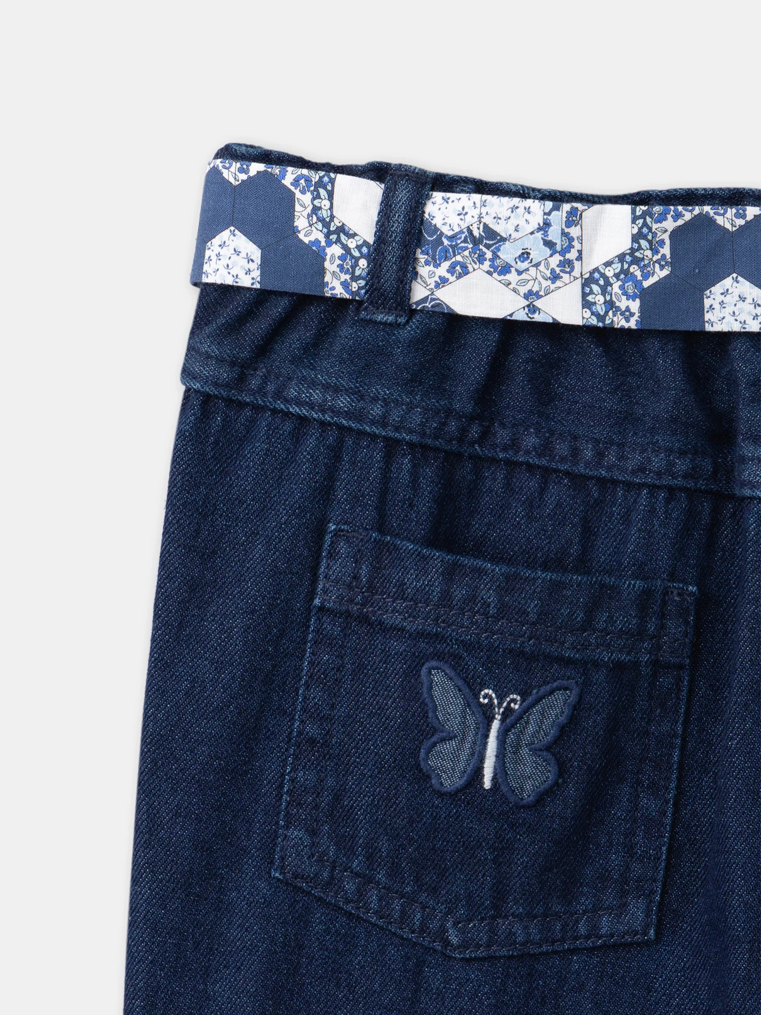 Jean carotte bleu avec ceinture à imprimé fleuri – Image 9