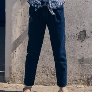 Jean carotte bleu avec ceinture à imprimé fleuri