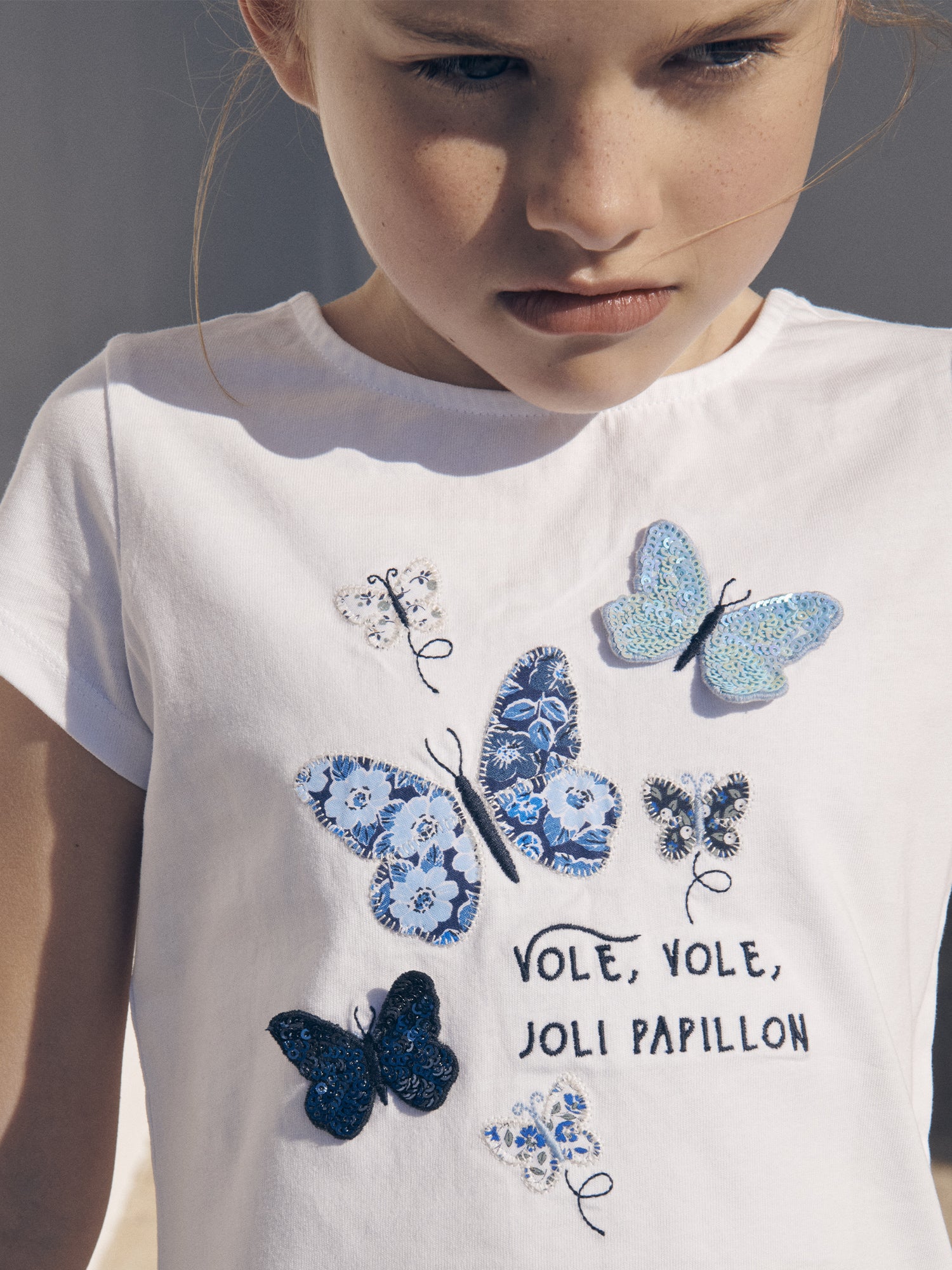 T-shirt écru à motifs papillons – Image 4