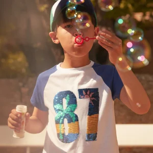 T-shirt blanc et bleu à manches courtes