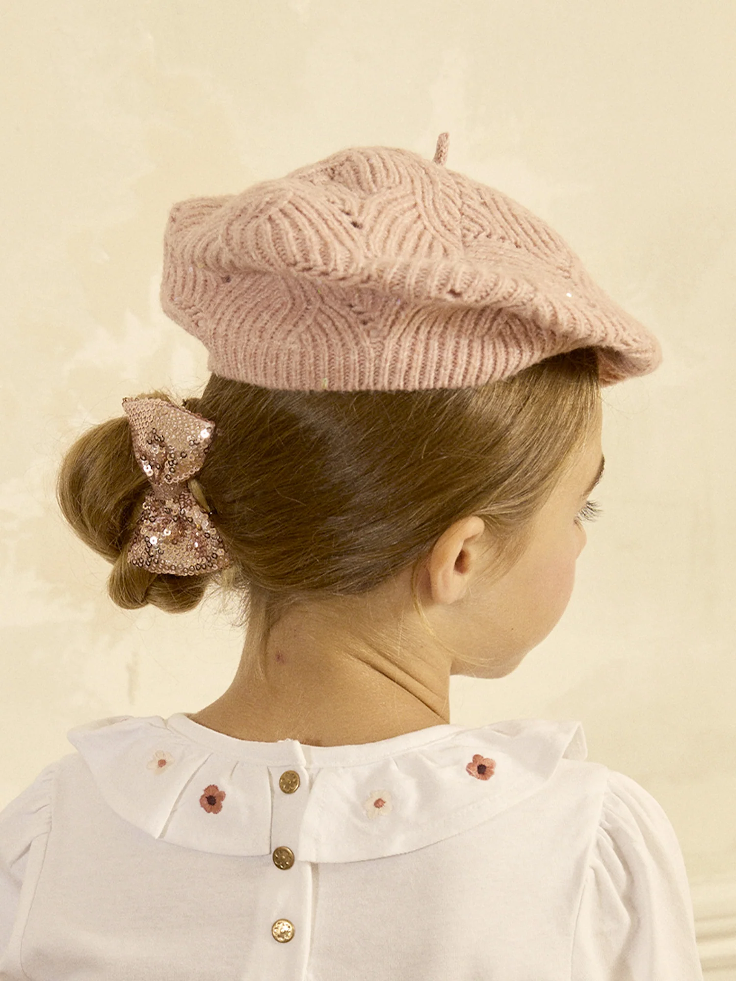 Bonnet en maille type béret avec des sequins dans le fil – Image 5