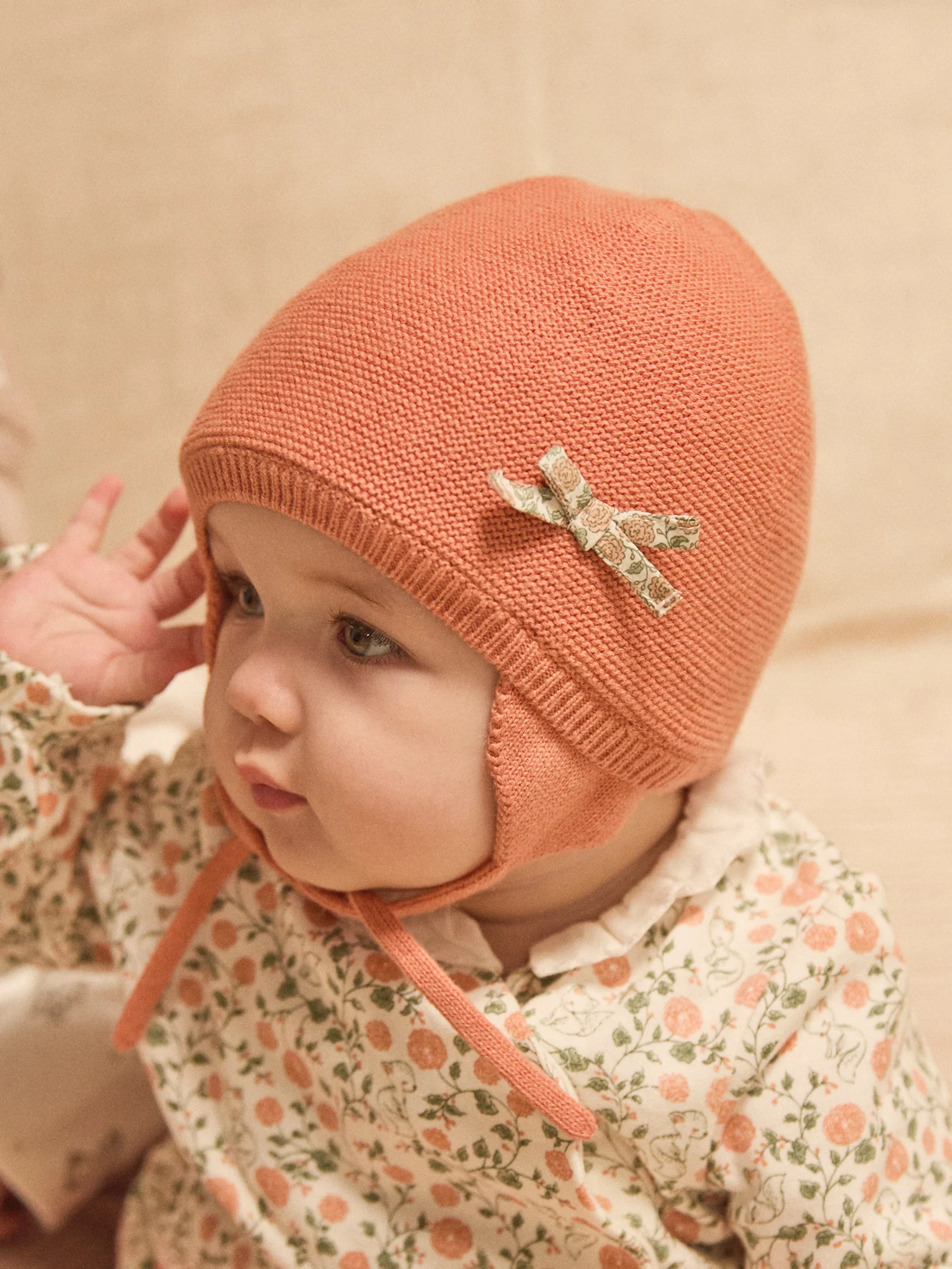 Bonnet rose en tricot à nœud Naissance Fille – Image 3