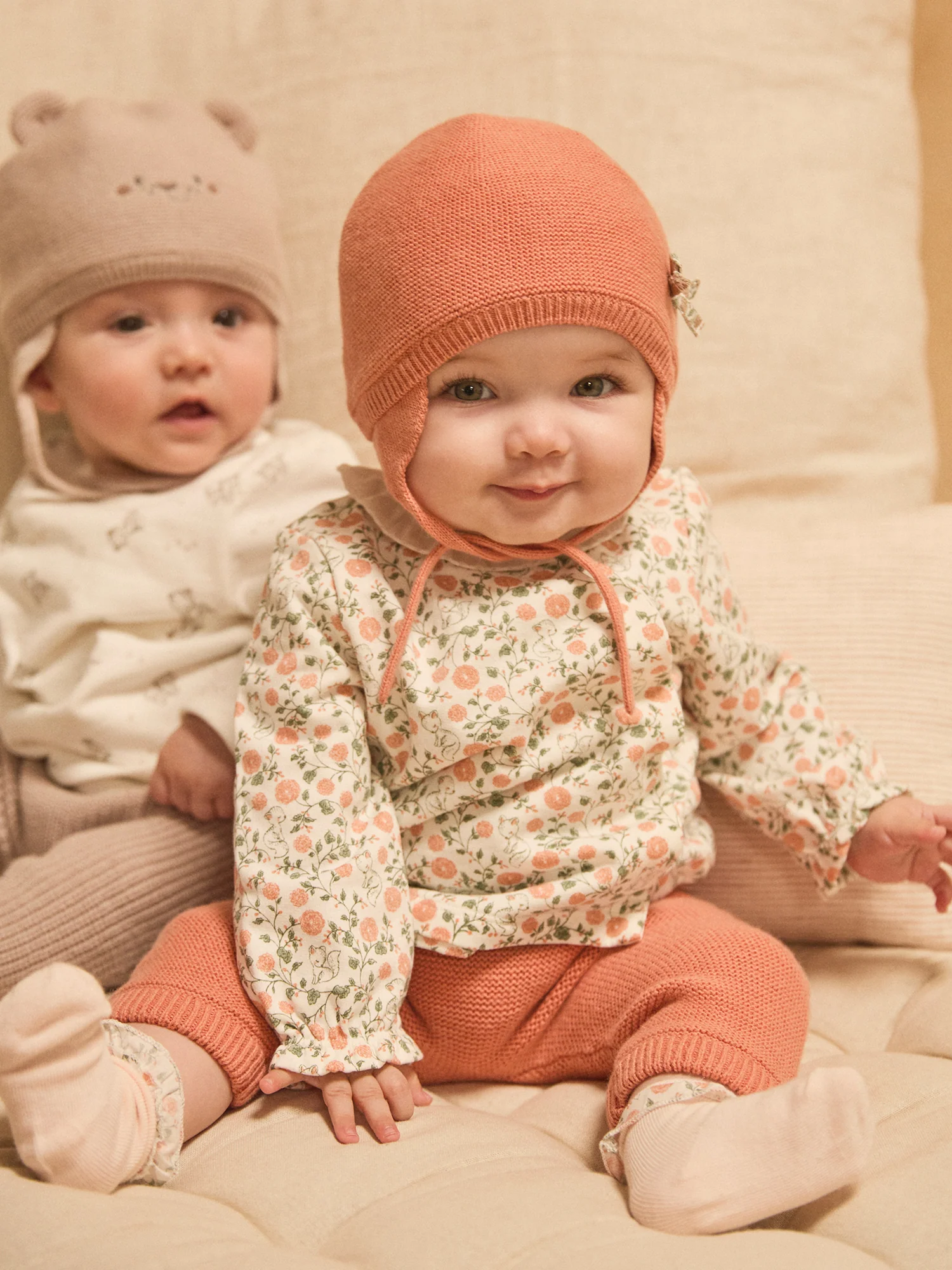 Bonnet rose en tricot à nœud Naissance Fille – Image 4