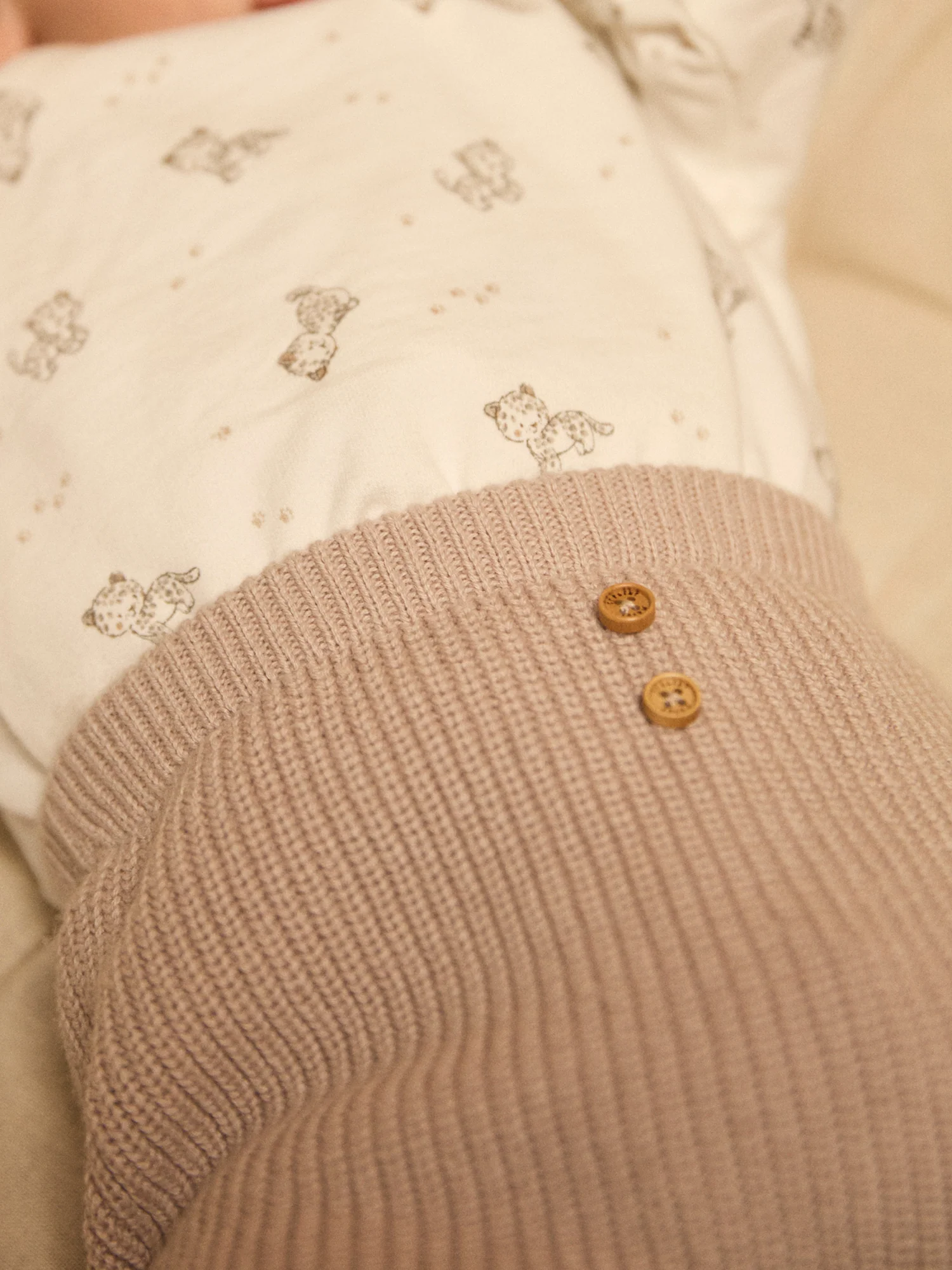 Ensemble brassière imprimé panthère + pantalon + chaussettes Naissance Mixte – Image 5