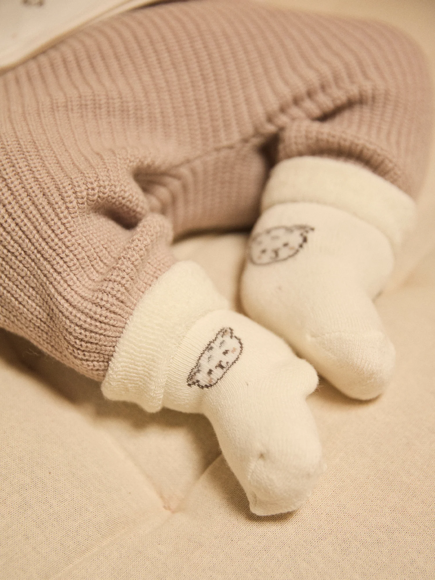 Ensemble brassière imprimé panthère + pantalon + chaussettes Naissance Mixte – Image 6