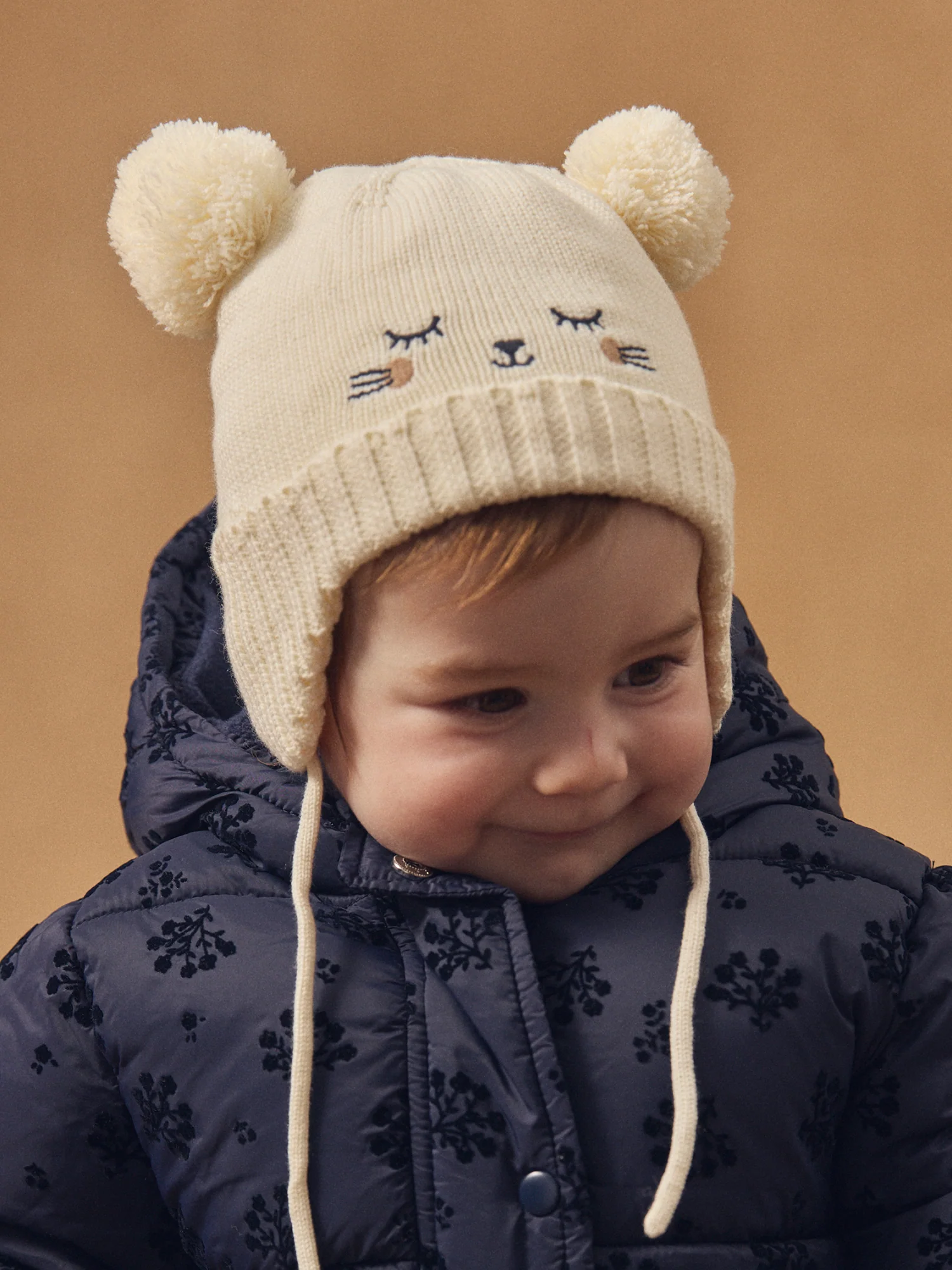 Bonnet écru en maille visage chat et pompon Bébé Fille – Image 3