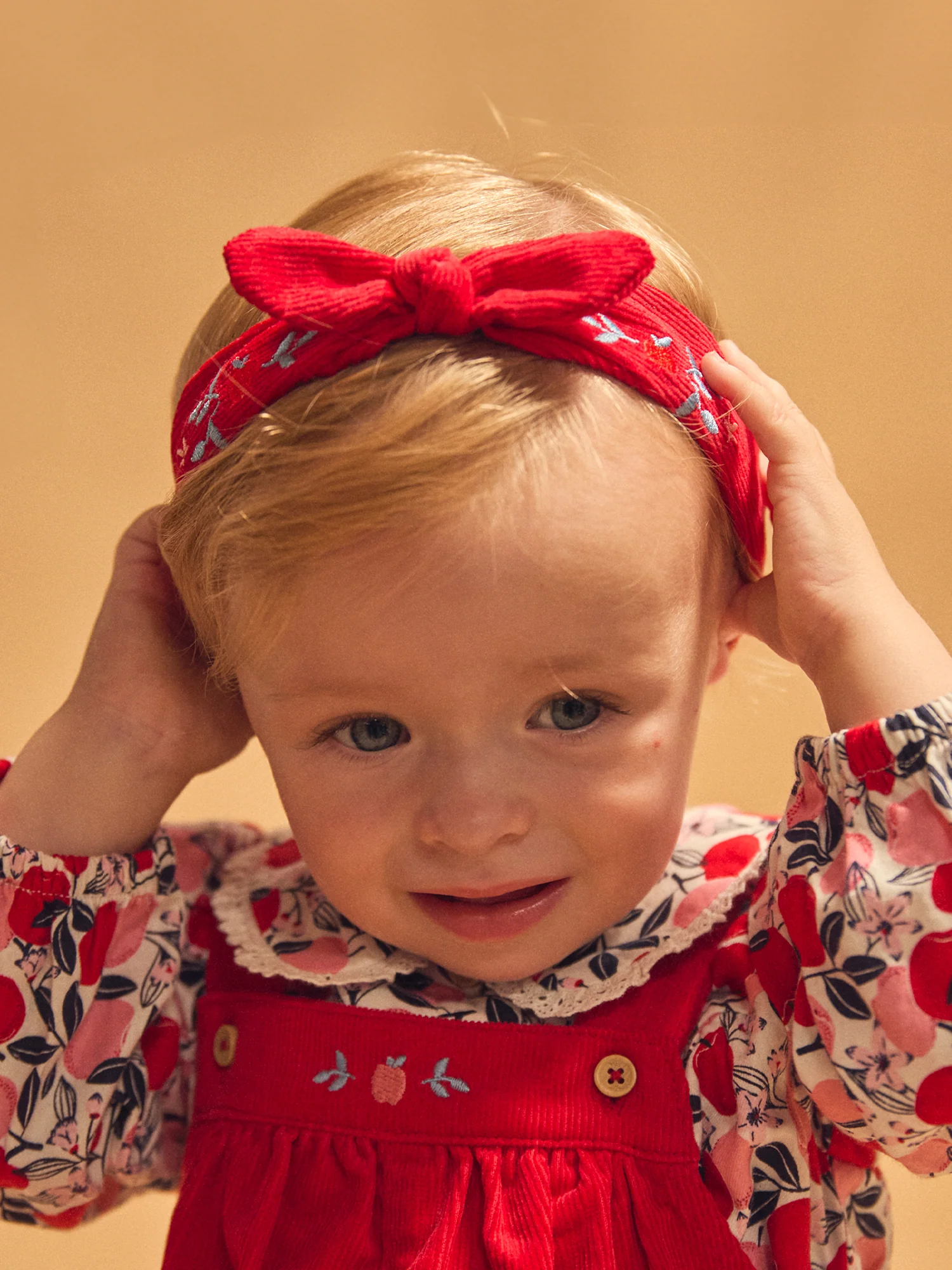 Bandeau rouge à broderie fleurs et pommes Bébé Fille – Image 3
