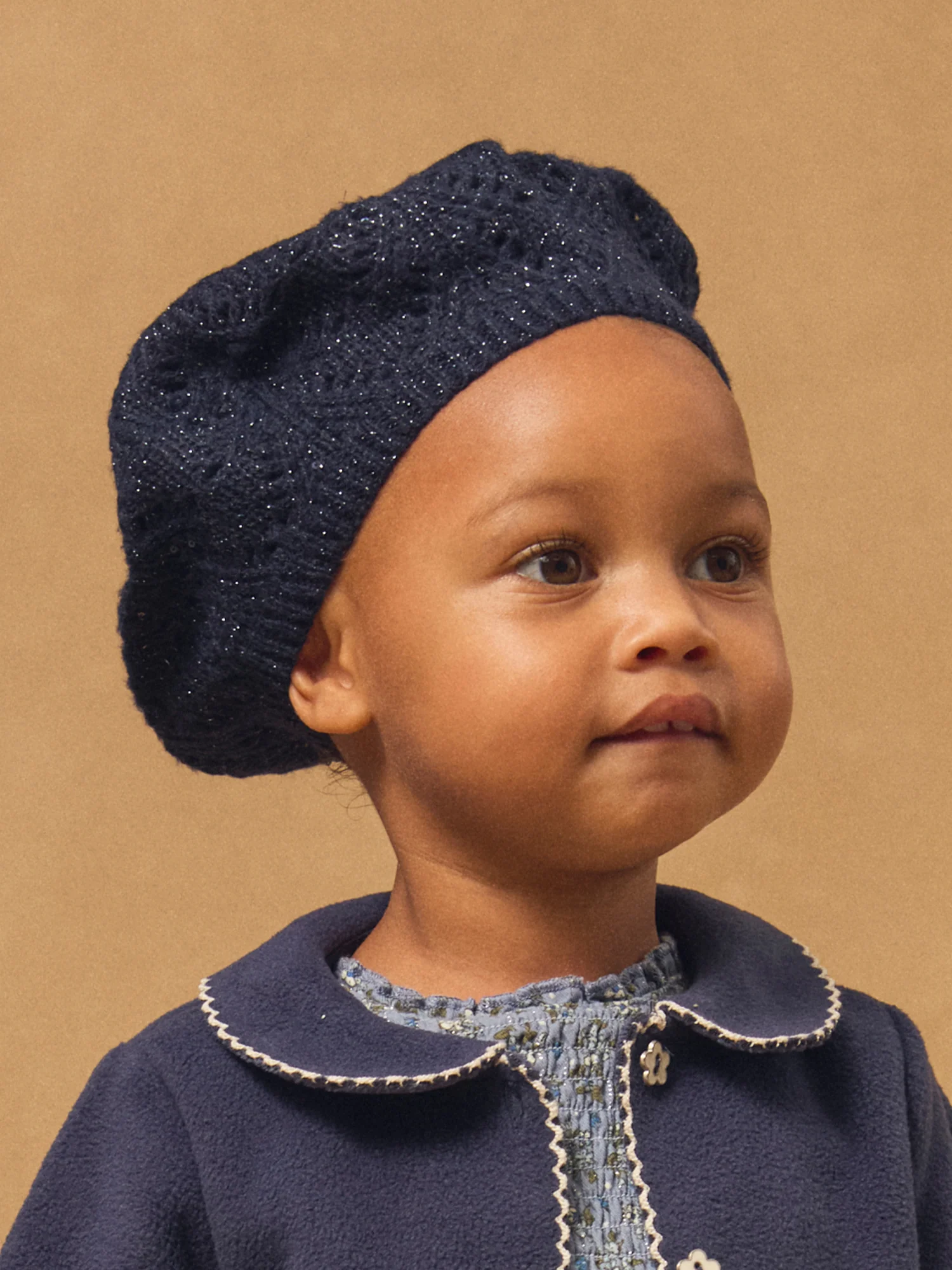 Béret bleu foncé pailletée en maille Bébé Fille – Image 3