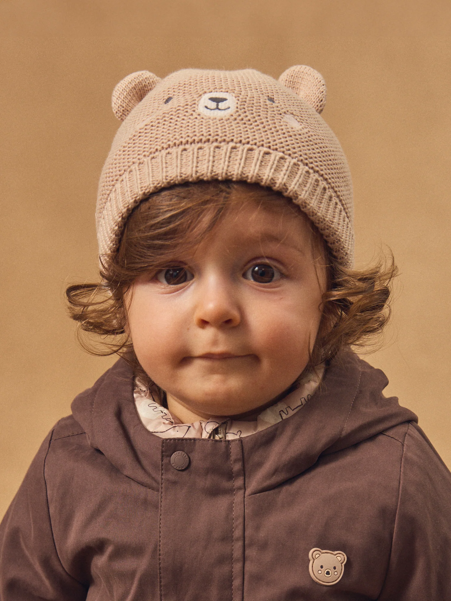 Bonnet marron en maille visage ours Bébé Garçon – Image 3