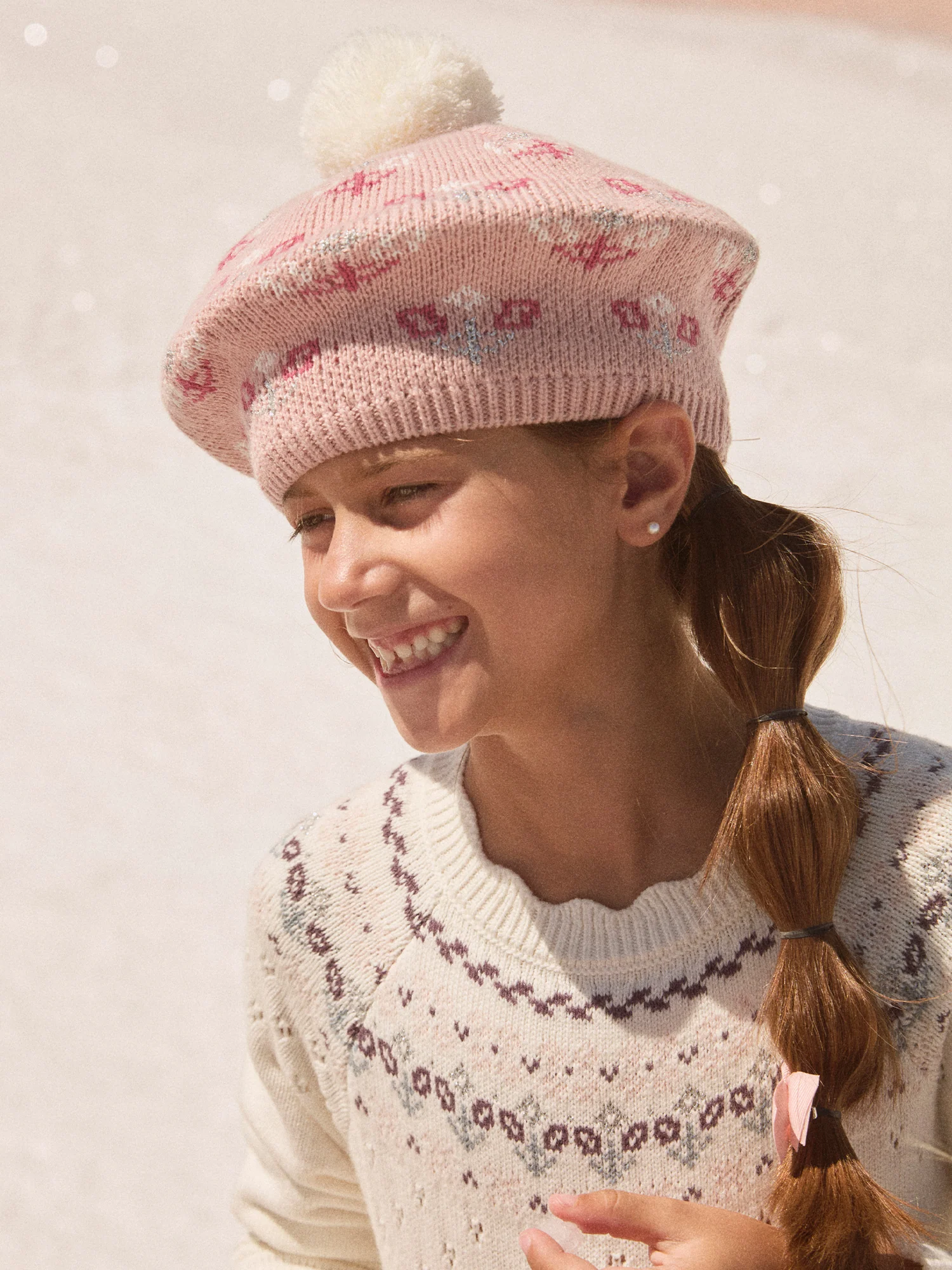 Bonnet rose à pompon et motifs fleurs Fille – Image 3
