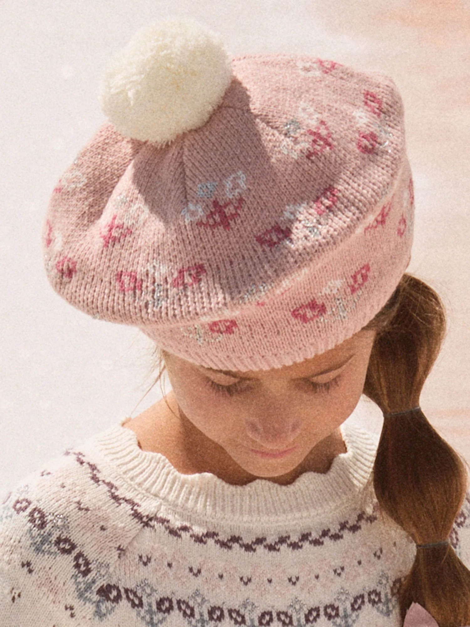 Bonnet rose à pompon et motifs fleurs Fille – Image 4