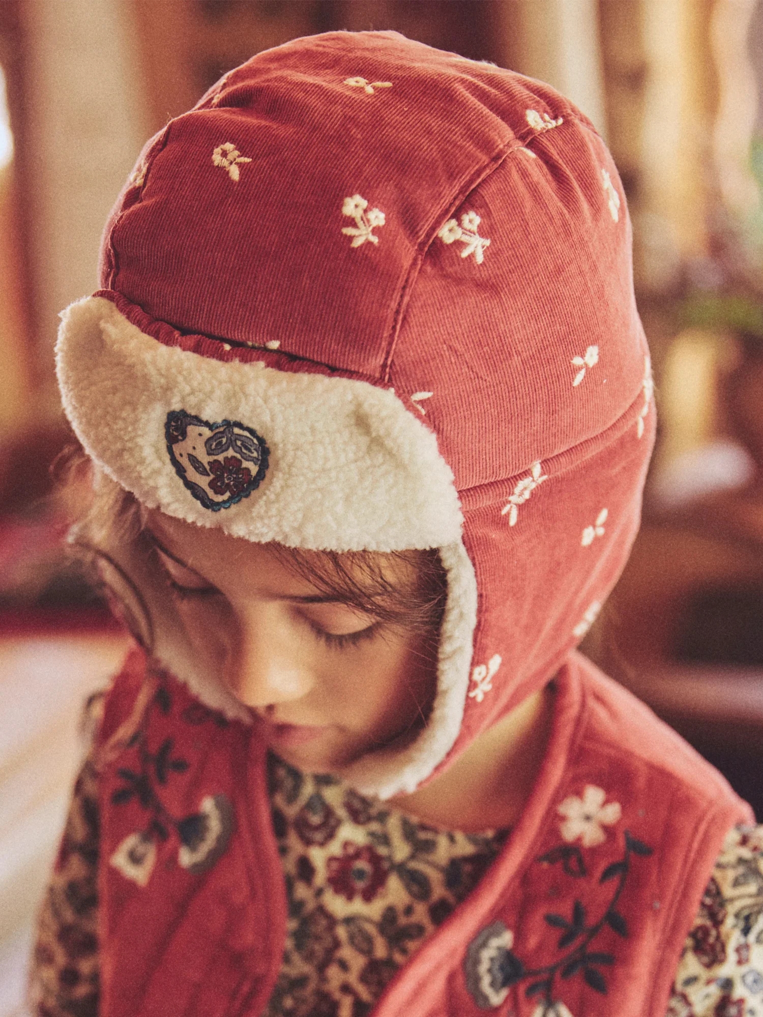 Chapka rouge en velours à broderies fleurs Fille – Image 4