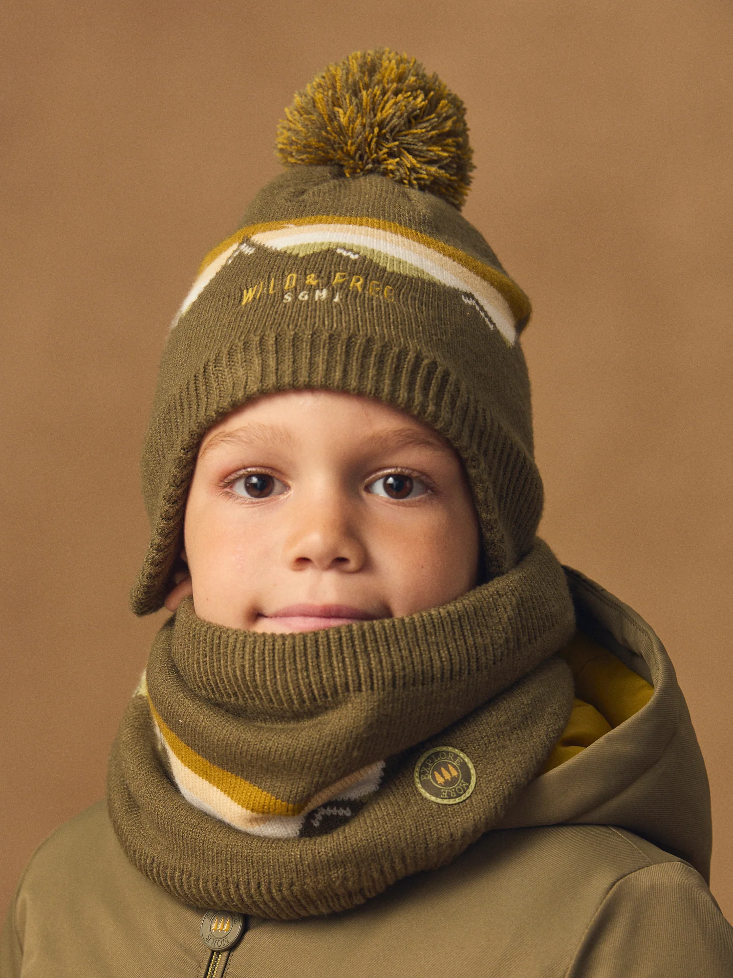 Bonnet cache oreille kaki en maille avec pompom Garçon – Image 3