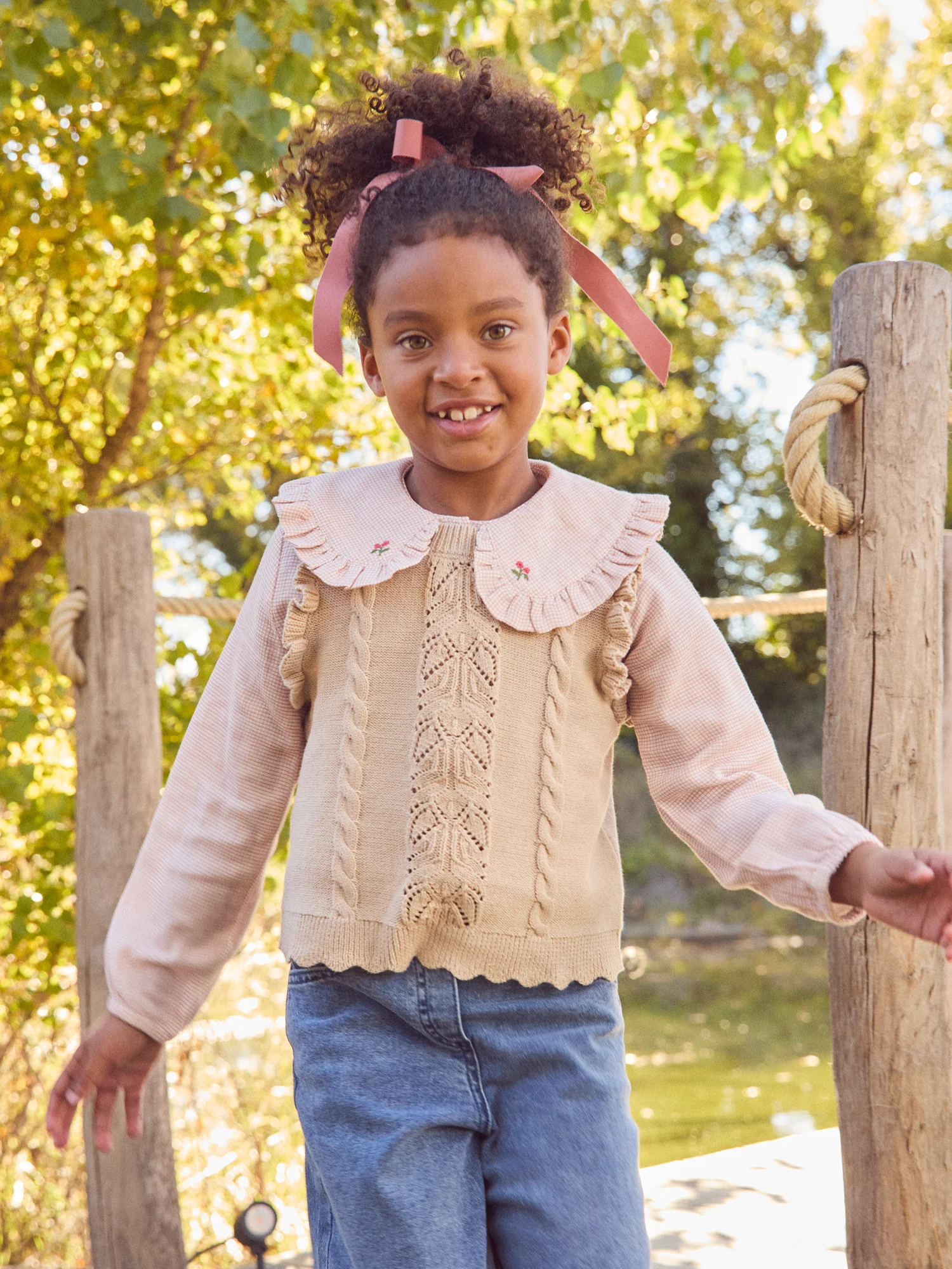 Pull beige sans manches Fille – Image 3