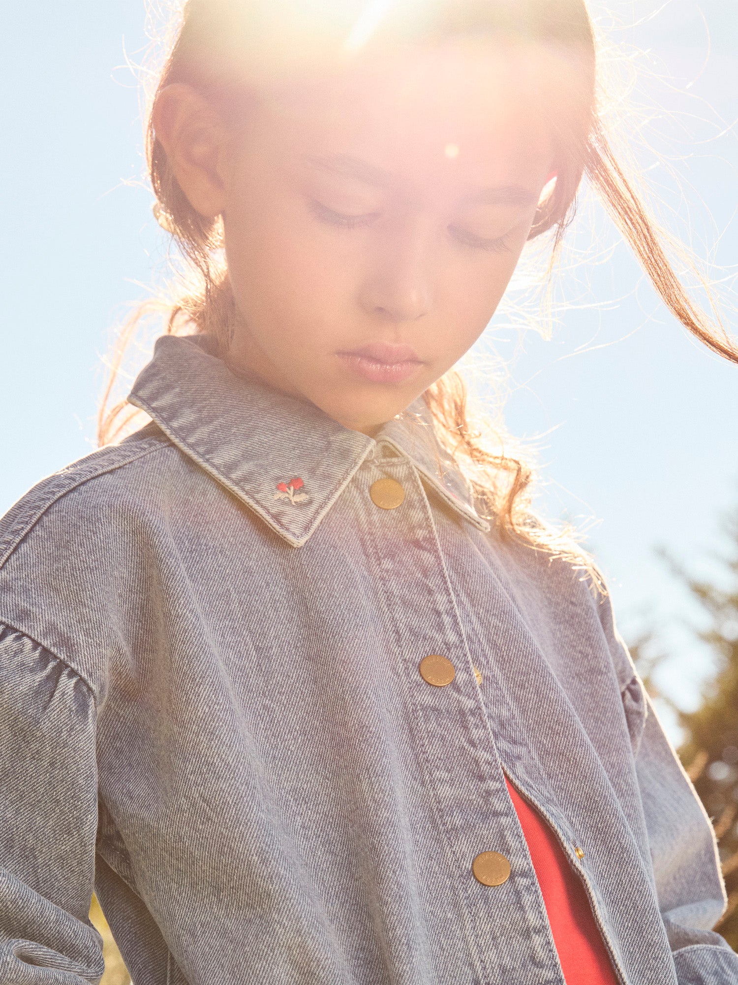 Veste en jean à broderie "M" Fille – Image 4