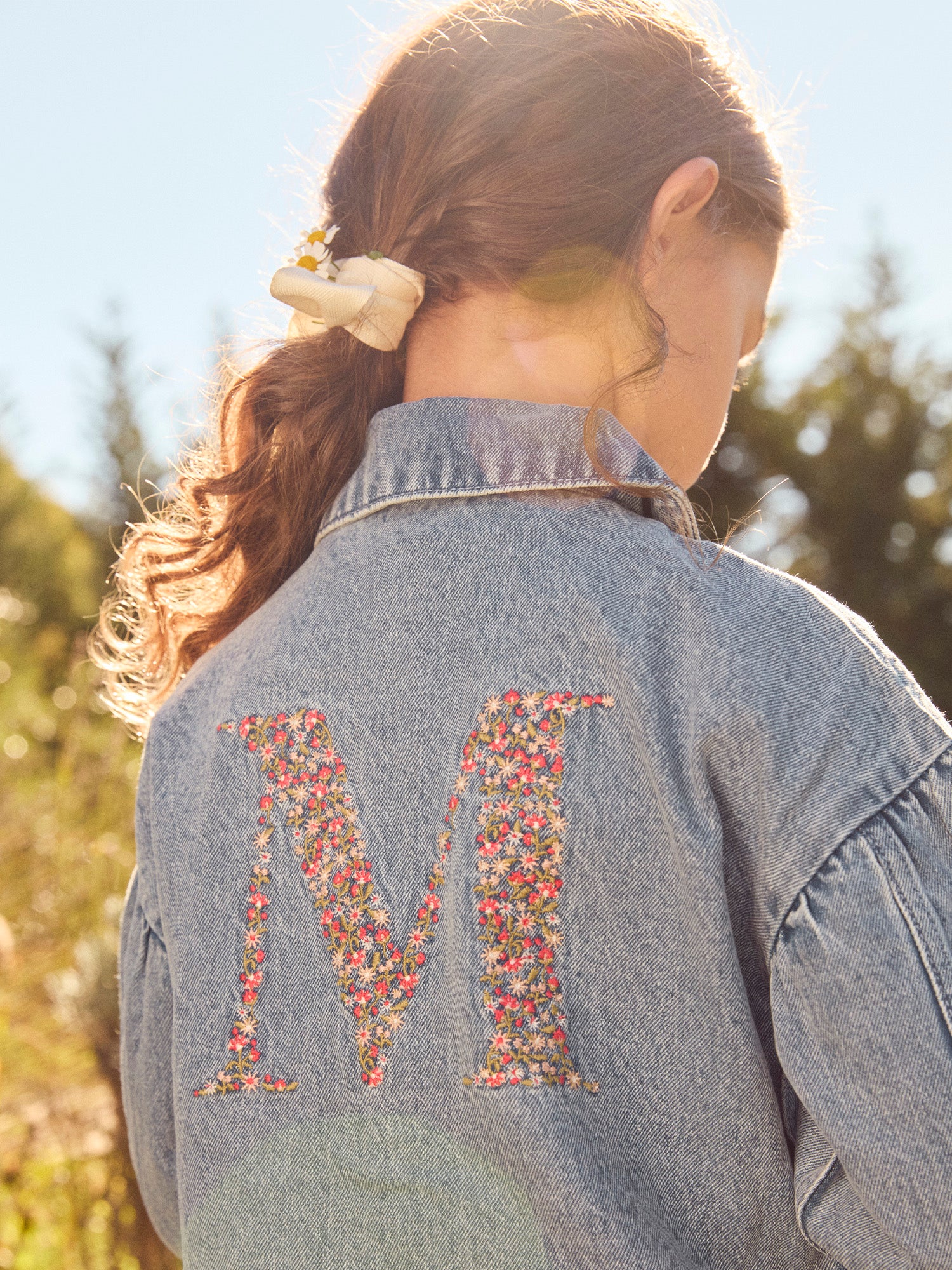 Veste en jean à broderie "M" Fille – Image 5