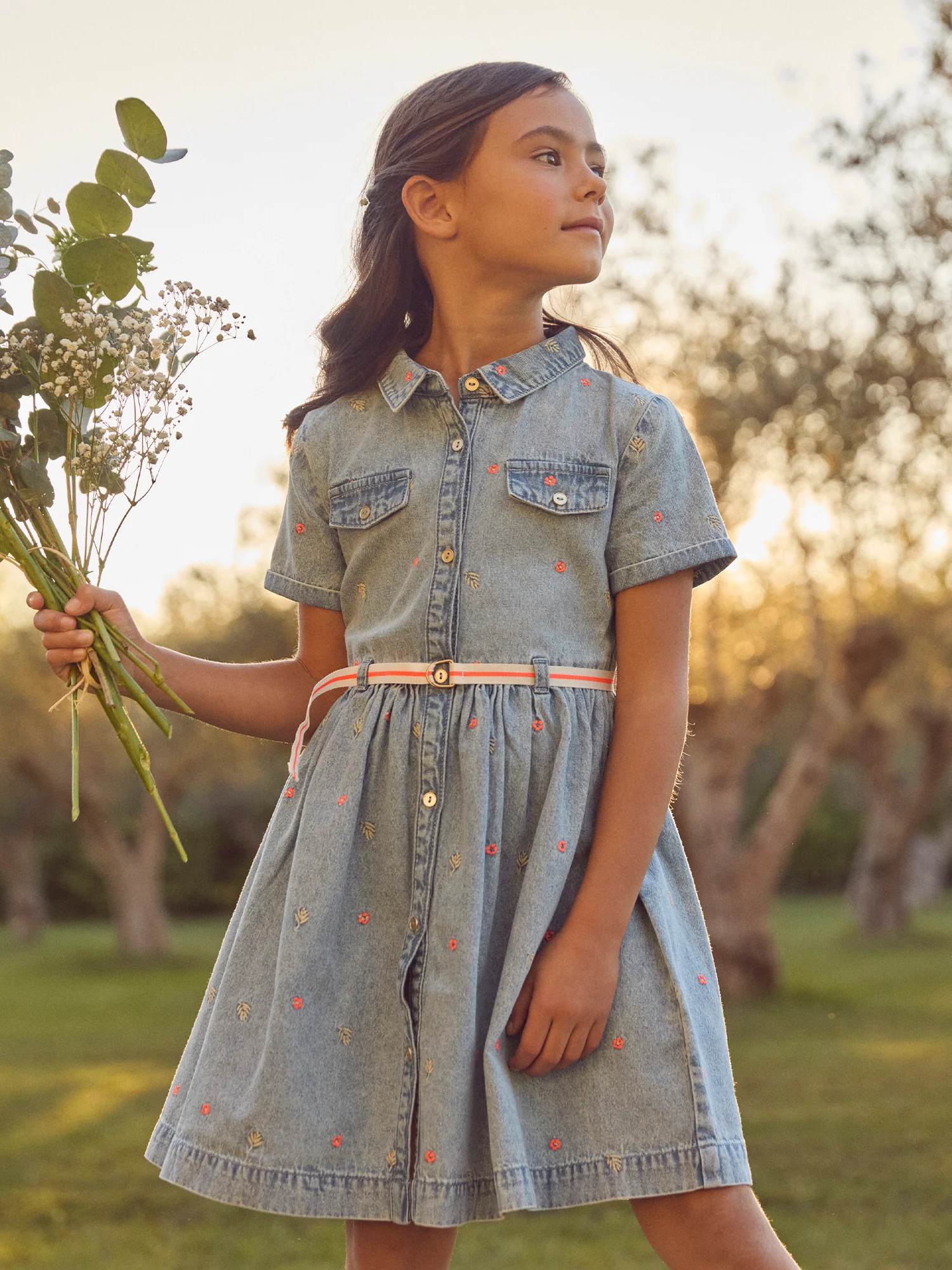 Robe chemise denim à broderies fleurs Fille – Image 3